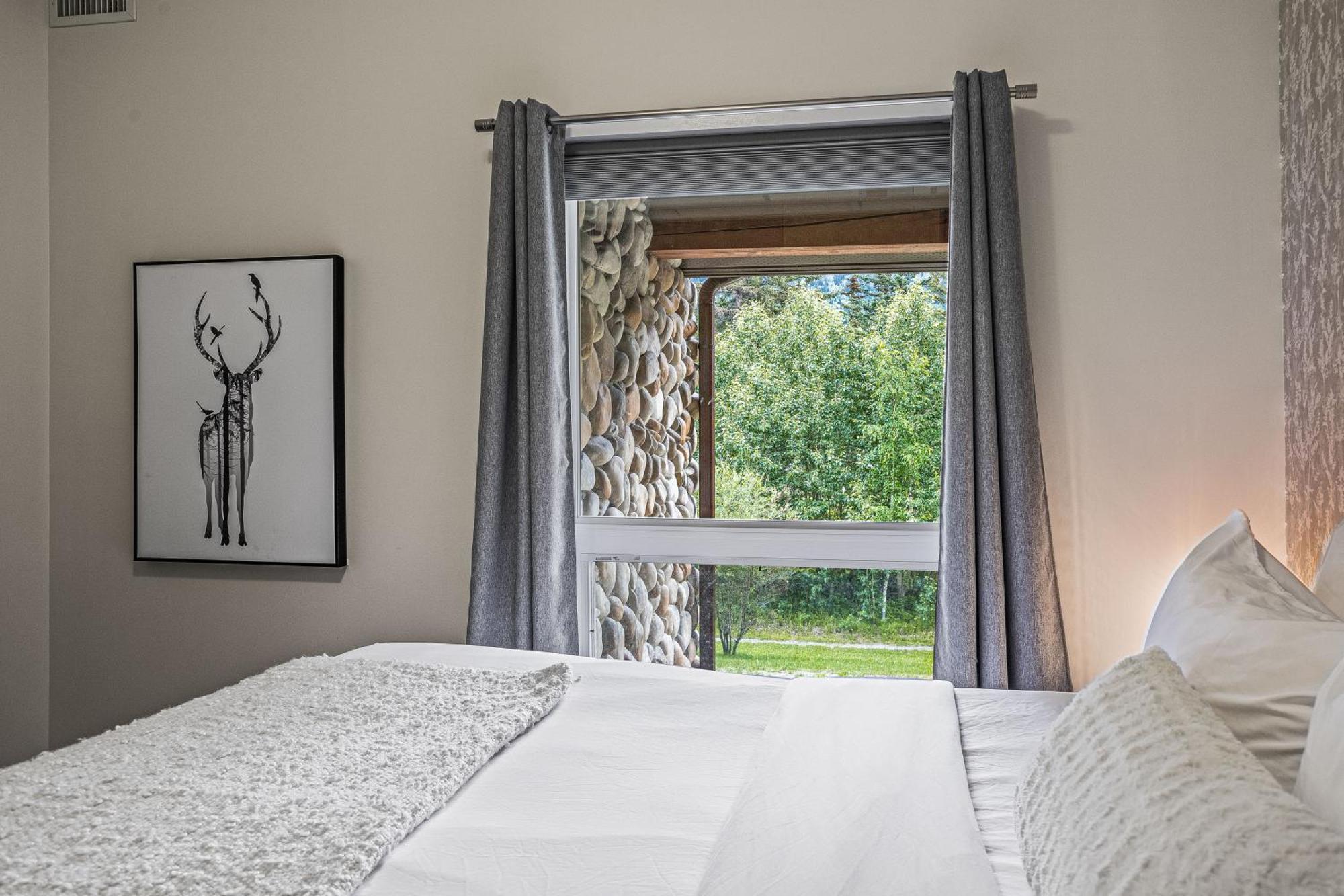 Outstanding Mountain Condo Waterslide And Hot Tub Managed By Little Sister Getaways Канмор Экстерьер фото
