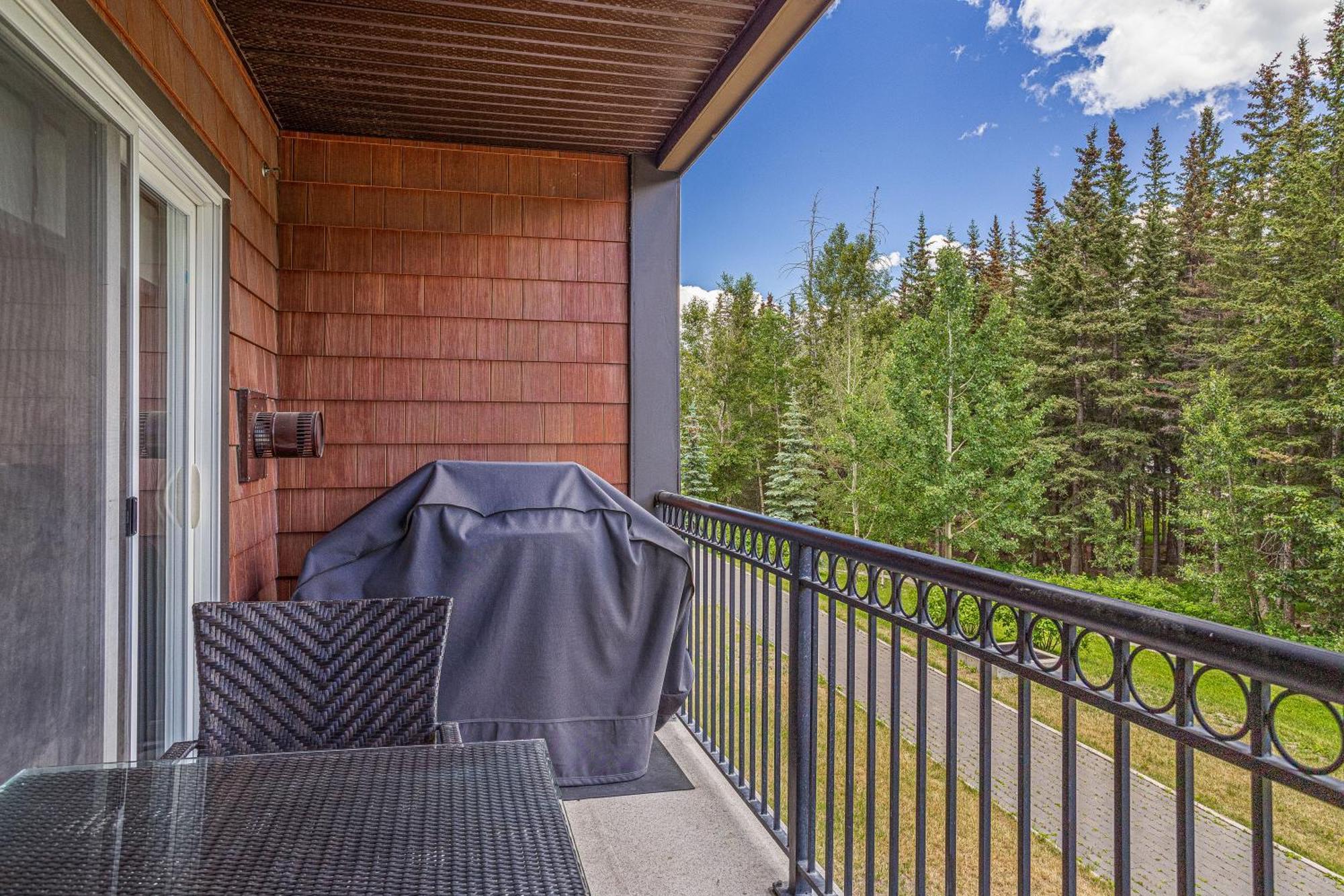 Outstanding Mountain Condo Waterslide And Hot Tub Managed By Little Sister Getaways Канмор Экстерьер фото