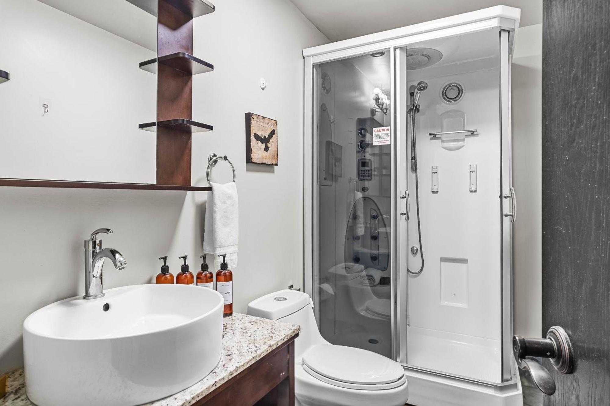 Outstanding Mountain Condo Waterslide And Hot Tub Managed By Little Sister Getaways Канмор Экстерьер фото