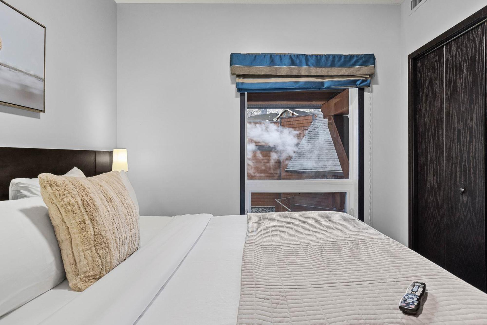 Outstanding Mountain Condo Waterslide And Hot Tub Managed By Little Sister Getaways Канмор Экстерьер фото